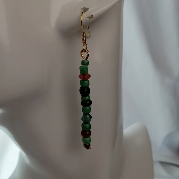 Elegant Green Beaded Earrings - Picture 3 of 5